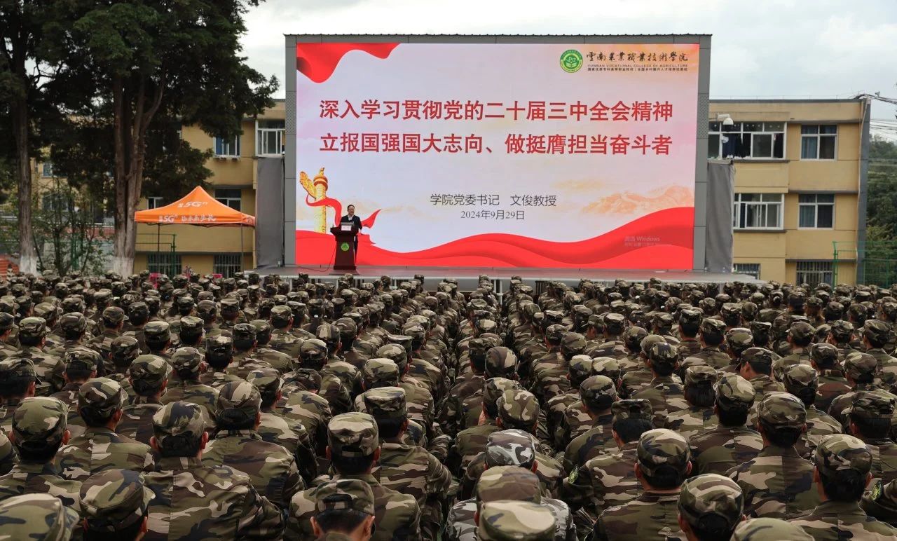学校领导为同学们讲授思政课